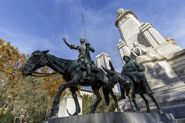 Estátuas de Dom Quixote e Sancho Panza na Plaza de Espana em Madrid — Fotografia de Stock