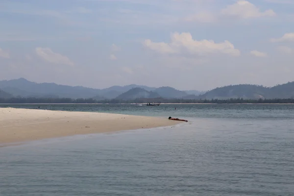 Sonnenbaden am Strand von Mook Island andaman sea — Stockfoto