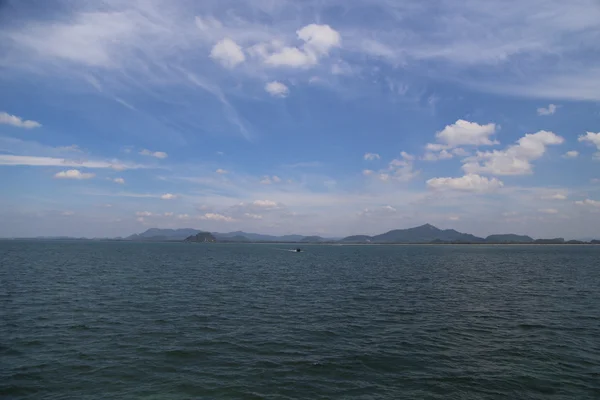 Mar de Andamão com céu azul agradável — Fotografia de Stock