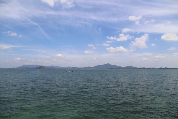 Barco de cauda longa no mar de Andamão — Fotografia de Stock