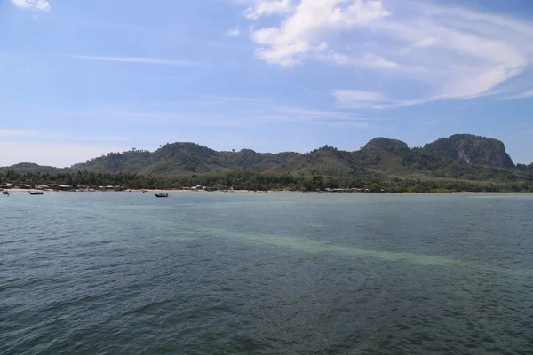 Андаманское море с прекрасным голубым небом — стоковое фото