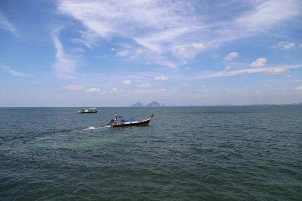 Μακράς ουρά βάρκα στη θάλασσα Andaman — Φωτογραφία Αρχείου
