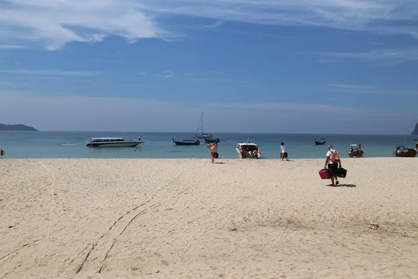 Buitenlandse reizigers voeren hun tassen bij Mook eiland Andamanse Zee — Stockfoto