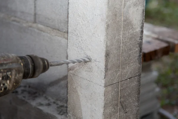 Бурение на бетонной колонне — стоковое фото