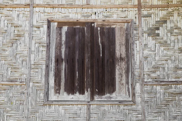 Ahşap pencere ve el yapımı ahşap sepetçilik örgü — Stok fotoğraf