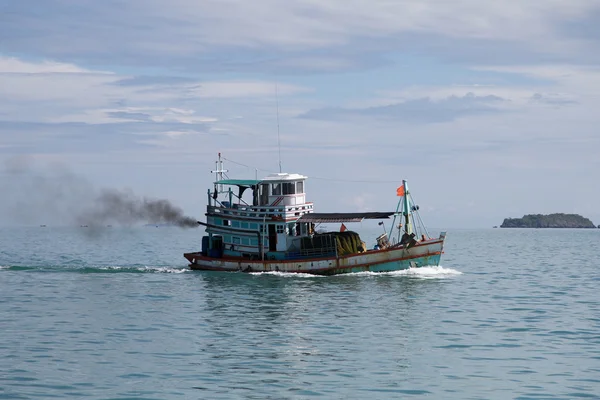 Barco de pesca en andaman mar de Tailandia —  Fotos de Stock