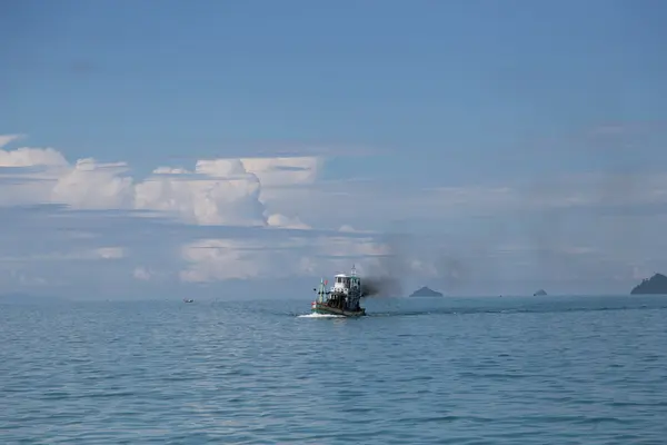 Barco de pesca no mar andaman da Tailândia — Fotografia de Stock