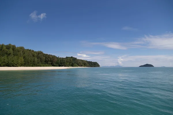 Belle plage et île à la mer d'Andaman de Satun Thaïlande — Photo