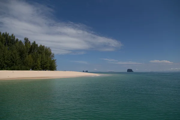 Linda praia e ilha em Andaman Mar de Satun - Tailândia — Fotografia de Stock