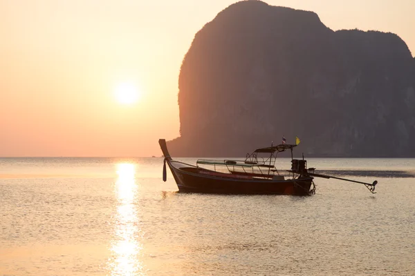 Solnedgång vid Pak-Meng Beach av Trang - Thailand Stockfoto