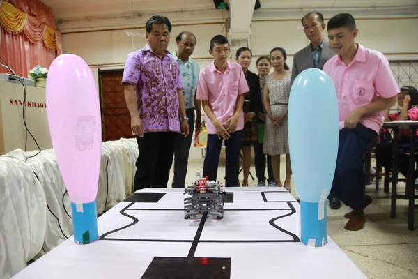 Robot gemaakt door student — Stockfoto