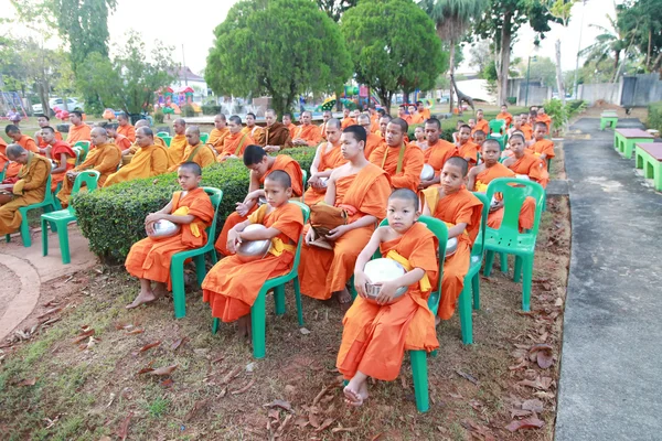 Buddhist novice wait for receive food offerings — Stock Photo, Image