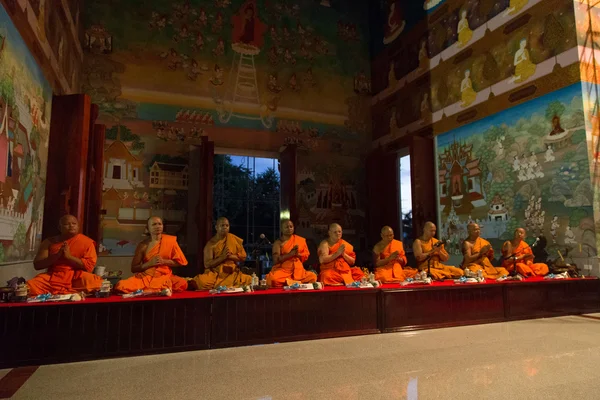 Los monjes budistas rezan por Buda —  Fotos de Stock