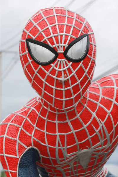 Örümcek adam heykeli yüz portre