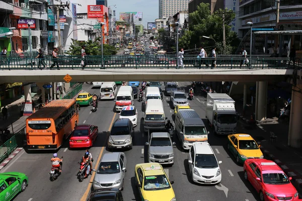 Überführung Fußgängerbrücke vermeidet Stau in Bangkok lizenzfreie Stockbilder