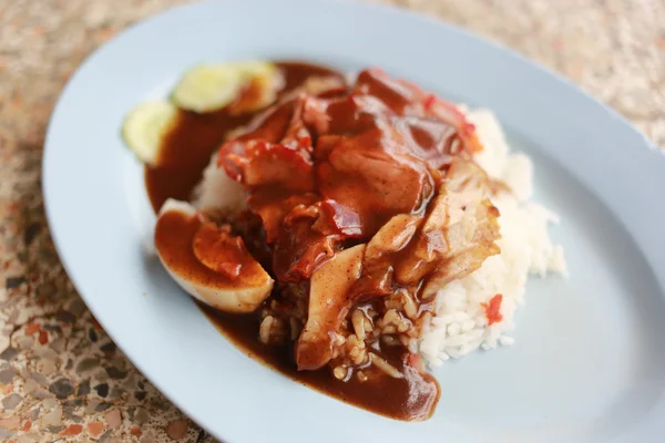 Porco vermelho grelhado em molho com arroz — Fotografia de Stock