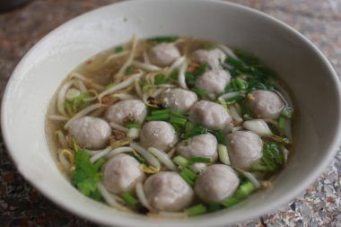 Domuz eti topu çorbası