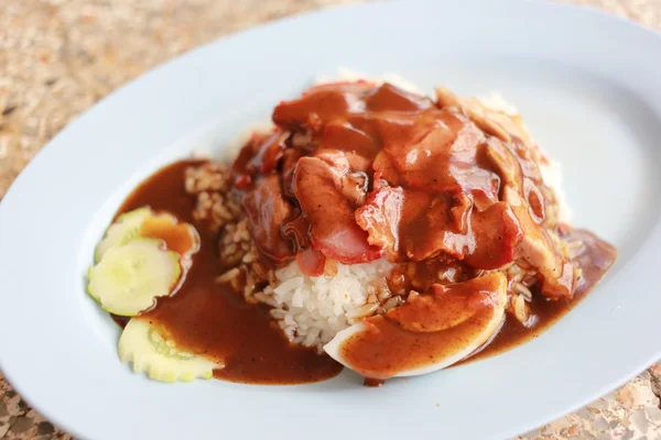 Porco vermelho grelhado em molho com arroz — Fotografia de Stock