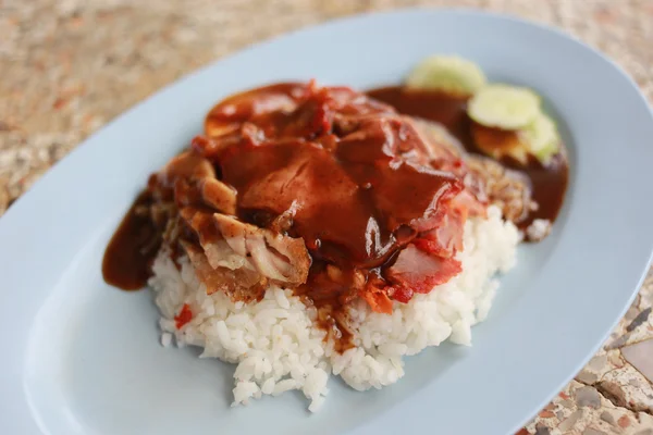 Carne di maiale rossa alla brace in salsa con riso — Foto Stock
