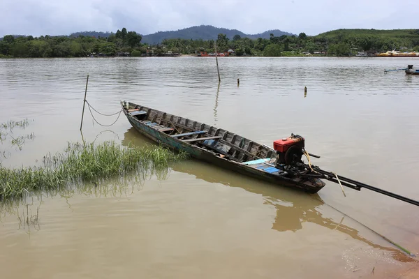 Long tail boat in the river — Stock Photo, Image