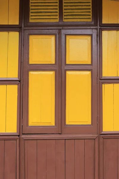 Viejas ventanas de madera con color amarillo mostaza pintado — Foto de Stock