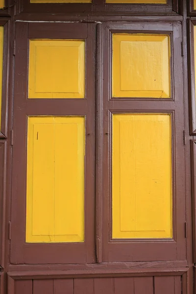 Viejas ventanas de madera con color amarillo mostaza pintado — Foto de Stock