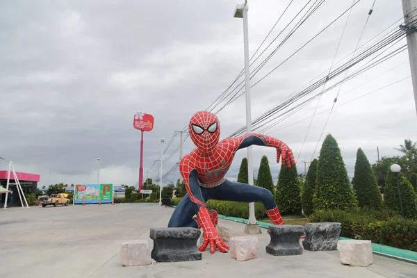 Spiderman staty på Mae Kim Lung dessert shop i Petchaburi, Tha — Stockfoto