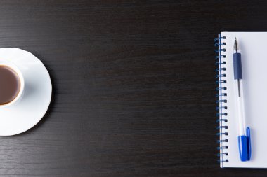 Tablet kahve not defteri kalemi karanlık tablo