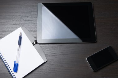 telefon ve karanlık tablo üstünde not etmek ile tablet