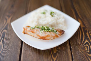 kavrulmuş et fileto plaka üzerinde 