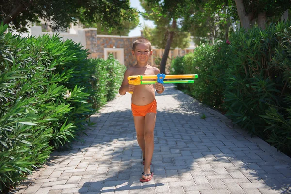 Petit garçon s'amuser en plein air à la journée ensoleillée d'été — Photo