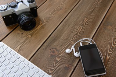 telefon, kamera ve karanlık Resepsiyon arka plan üzerinde klavye