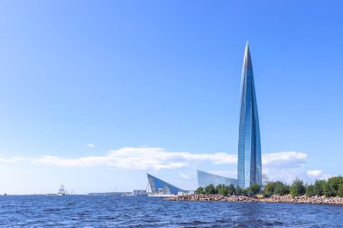 Rusya, Saint Petersburg, 10.08.2020. Lakhta Merkezi manzarası, Rusya 'da bir gökdelen. Binanın yanında bir körfez ve gemiler var. Fotoğraf kartpostallar ve reklamlar için uygundur. Reklam işleri ve kira alanı için.