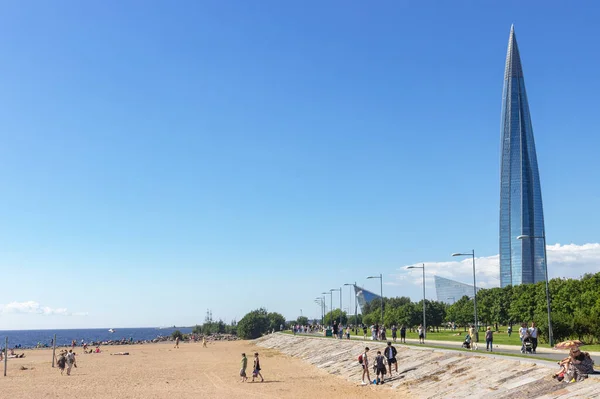 Rusya, Saint Petersburg, 10.08.2020. Lakhta Merkezi manzarası, Rusya 'da bir gökdelen. Binanın yanında bir körfez ve gemiler var. Fotoğraf kartpostallar ve reklamlar için uygundur. Reklam işleri ve kira alanı için.
