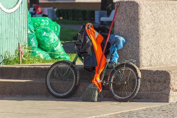 Una Bicicleta Verde Una Escoba Conserje Cubierta Con Chaleco Señal —  Fotos de Stock