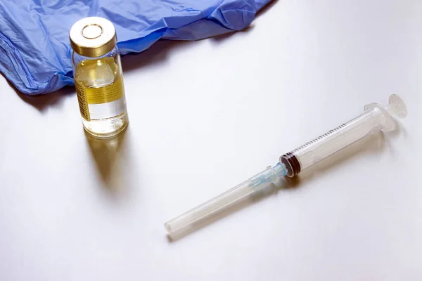 注射器和疫苗都在桌上 全球接种Covid 19疫苗的概念 — 图库照片