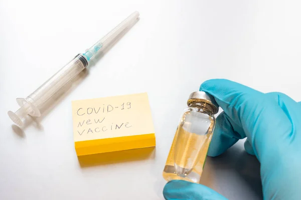 注射器和头孢病毒疫苗都在桌上 2021年 世界上免费接种高头牛病毒疫苗的概念被写入了Covid 19新疫苗 — 图库照片