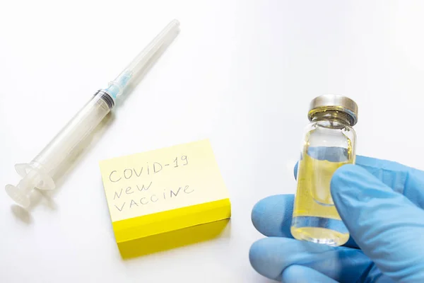 注射器和头孢病毒疫苗都在桌上 2021年 世界上免费接种高头牛病毒疫苗的概念被写入了Covid 19新疫苗 — 图库照片