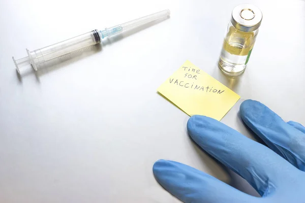 在这张照片上 医生手里拿着注射器和考拉韦疫苗 2021年世界免费疫苗接种的概念 疫苗接种的时间 — 图库照片