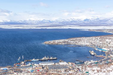 Rusya, Petropavlovsk Kamçatsky, 02.04.2021 Seroglazka Körfezi manzaralı tepenin zirvesinden. Açık hava ve limanda bekleyen gemiler. Sadece başyazı.