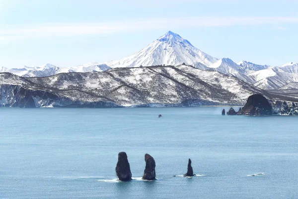 Rusia Peninsula Kamchatka Trei Frați Roci Apa Frumoasă Golfului Vulcanul — Fotografie de stoc gratuită