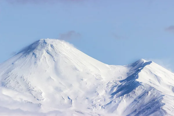 Półwysep Kamczatka Szczyt Wulkanu Avachinsky Jasnej Zimie Idealna Pogoda Wspinaczkę — Darmowe zdjęcie stockowe
