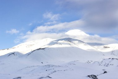 Kamçatka Yarımadası. Açık kış havasında Avachinsky volkanının tepesinde. Tırmanmak için mükemmel bir hava. Rusya 'nın doğal parkı.