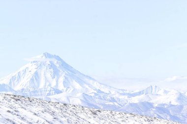 Arkasında dağ sıraları olan karla kaplı yüksek bir dağ geçidi. Nepal 'de 2021' de küçük bir turizm gezisi. Coronavirus sırasında seyahat kavramı.