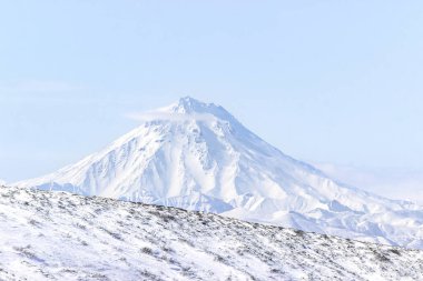 Arkasında dağ sıraları olan karla kaplı yüksek bir dağ geçidi. Nepal 'de 2021' de küçük bir turizm gezisi. Coronavirus sırasında seyahat kavramı.