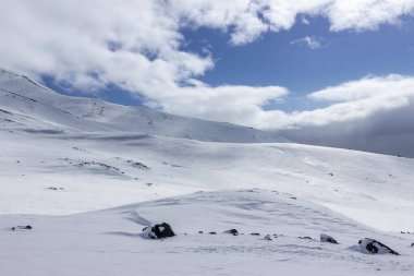 Karla kaplı bir dağ geçidi. Fotoğraf soğuk ve yalnızlığı ifade ediyor. tek turizm güvenliği kavramı.