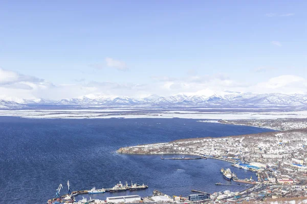 北の集落 雪と海港で覆われた家 山と冬の風景 北極圏を超えた生命の概念は  — 無料ストックフォト