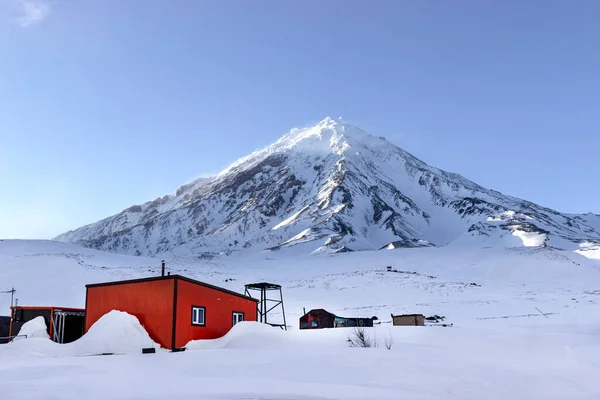 Centres Loisirs Des Agences Voyages Recouverts Neige Sur Fond Volcan — Photo