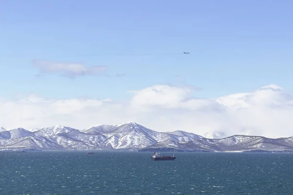 Oroszország Kamcsatka Hajók Avacha Öböl Hideg Vizében Jeges Havas Hegyek Stock Kép
