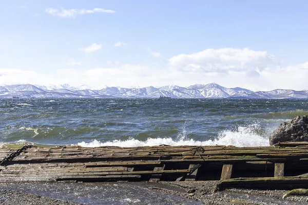 Petropavlovsk Kamchatsky Restos Madera Barcos Orilla Ciudad Hay Volcanes Cubiertos — Foto de Stock